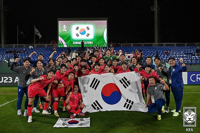 AFC U-23 아시안컵 4강 확정…한국 vs 일본·중국 vs 베트남 (서울=연합뉴스) 이영호 기자 = 한국과 중국이 8강의 벽을 뛰어넘으면서 2026 아시아축구연맹(AFC) 23세 이하(U-23) 아시안컵 4강 대진이 완성됐다.
    이민성 감독이 지휘하는 한국 U-23 대표팀은 18일(한국시간) 사우디아라비아 제다의 킹 압둘라 스포츠 시티 홀 스타디움에서 열린 호주와의 대회 8강전에 백가온(부산)의 선제골과 신민하(강원)의 결승골을 앞세워 2-1로 이겼다. 4강 진출을 기뻐하는 한국 U-23 축구대표팀 선수들.  2026.1.18 [대한축구협회 제공. 재판매 및 DB 금지]