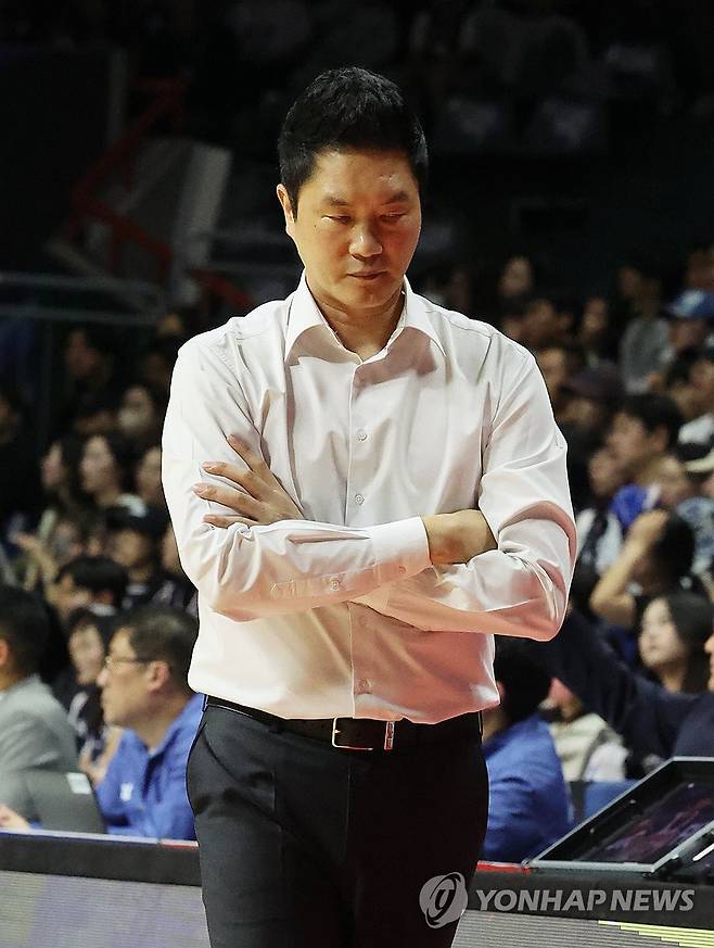 아쉬워하는 SK 전희철 감독 (부산=연합뉴스) 강선배 기자 = 7일 부산 사직실내체육관에서 열린 2025-2026 프로농구 부산 KCC 이지스와 서울 SK 나이츠의 경기. SK 전희철 감독이 아쉬운 표정을 짓고 있다. 2025.12.7 sbkang@yna.co.kr
