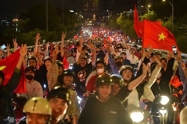 거리로 쏟아져 나온 베트남 축구팬들 [VN익스프레스 홈페이지 캡처. 재판매 및 DB 금지]
