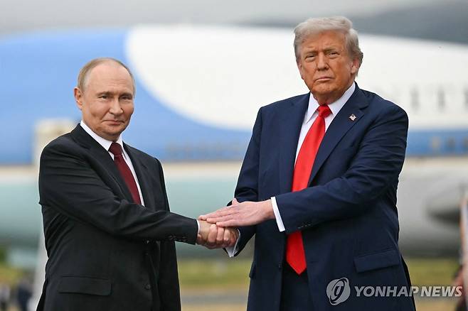 푸틴과 트럼프 (앵커리지 AFP=연합뉴스) 2025년 8월 15일 미국 알래스카주 앵커리지 소재 엘먼도프-리처드슨 합동기지에서 양자 정상회담차 만난 블라디미르 푸틴(왼쪽) 러시아 대통령과 도널드 트럼프(오른쪽) 미국 대통령. (Photo by ANDREW CABALLERO-REYNOLDS / AFP) 2026.1.24.