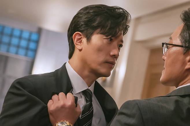 지성vs박희순, 눈빛 만으로 숨 막는 대치…압도하는 '서늘한 아우라' ('이한영')