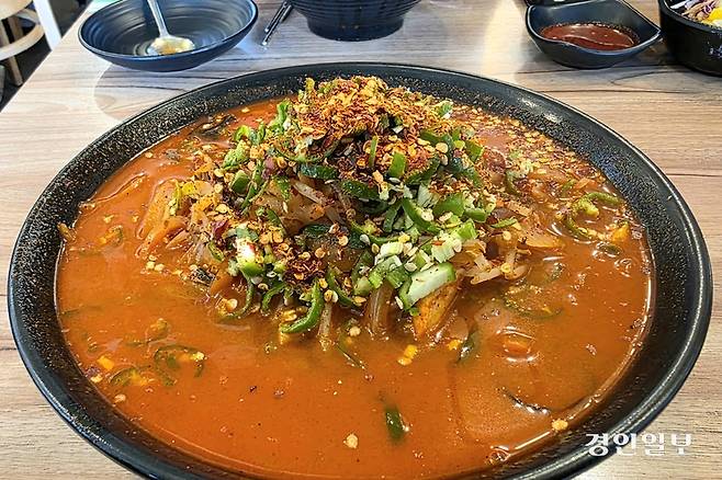 뉴진각의 시그니처 고추짬뽕. 짬뽕 중앙에 잘게 썬 고추와 고춧가루, 고추씨 등 고추 3단 콤보가 수북이 쌓여 있다. /황성규기자 homerun@kyeongin.com