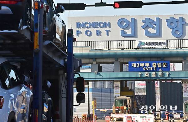 중고차 수출 집적화 단지로 추진했던 ‘스마트 오토밸리’사업 무산 이후 관계 기관이 대책 마련을 고심하고 있는 가운데 항만 업계에서 수출 단지 규모를 줄여 분산 배치해야 한다는 목소리가 나오고 있다. 사진은 선적을 앞둔 수출 차량이 인천항 제3부두로 진입하는 모습. /경인일보DB