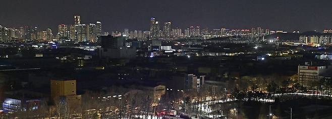 24일 저녁 인천 남동구 한 공원에서 바라본 남동국가산단. 환한 조명 아래 고층 빌딩이 숲을 이룬 송도국제도시와 불이 꺼진 채 정막이 흐르는 남동국가산업단지 풍경이 극명한 대비를 이루고 있다. 2026.1.24 /조재현기자 jhc@kyeongin.com