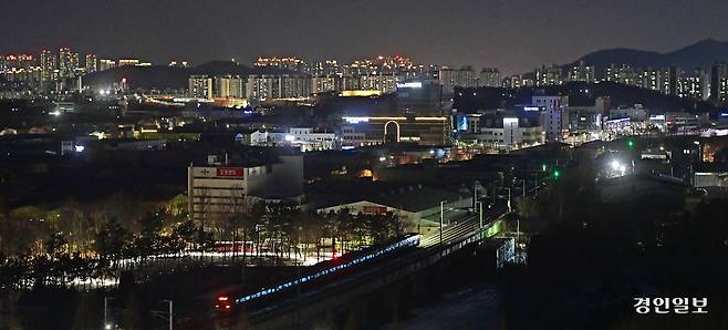 24일 저녁 인천 남동구 한 공원에서 바라본 남동국가산단. 환한 조명 아래 고층 빌딩이 숲을 이룬 송도국제도시와 불이 꺼진 채 정막이 흐르는 남동국가산업단지 풍경이 극명한 대비를 이루고 있다. 2026.1.24 /조재현기자 jhc@kyeongin.com