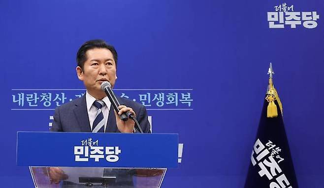 ▲ 더불어민주당 정청래 대표가 22일 국회에서 조국혁신당과의 합당을 제안하는 기자회견을 하고 있다. /연합뉴스