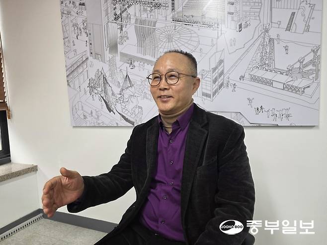 최 대표가 과천문화재단이 진행하는 2026년 사업에 대해 설명하고 있다. 이준도기자