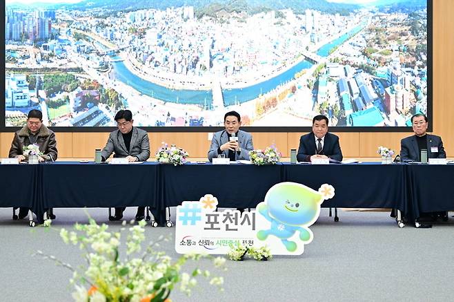 지난 21일 포천동 공감·소통간담회에서 백영현 시장이 주민이 제시한 의견에 대해 답하고 있다. 사진=포천시청