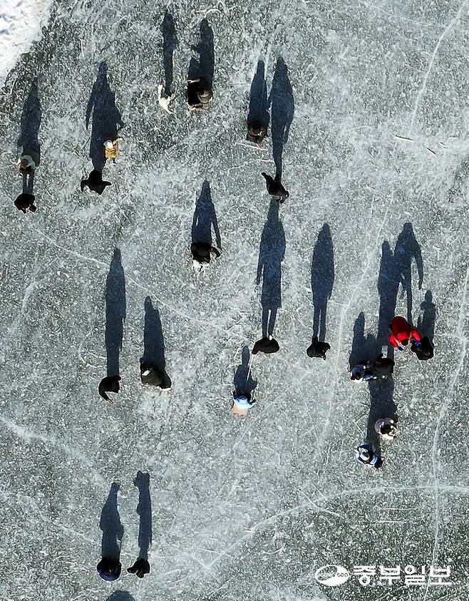 수도권 지역에 한파경보가 내려진 25일 오후 포천시 이동면 백운계곡 일원에서 열린 '포천백운계곡 동장군축제'에서 시민들이 꽁꽁 얼은 계곡에서 썰매를 타며 즐거운 시간을 보내고 있다. 김경민기자