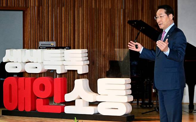 유정복 인천광역시장이 지난 23일 남동구청에서 열린 '생생톡톡! 애인소통'에서 2026년 시정운영방향을 설명하고 있다. 사진=인천시