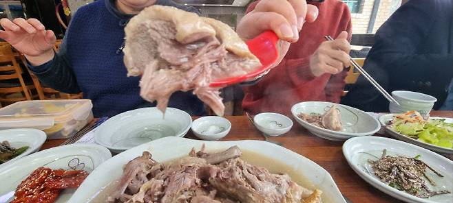 함박골의 대표 오리백숙 메뉴. 사진=중도일보 DB.