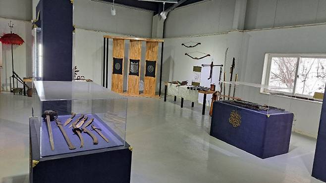 (주)고려전통기술의 영화 소품들 전시. 사진=중도일보 DB.