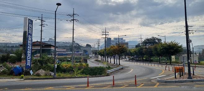 전의 산업단지 입구.