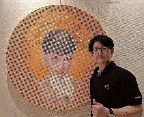 달항아리속의 오드리햅번을 그린 김중식 작가.