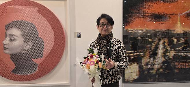 서울 코엑스 아트페스타에서 김중식 작가.                                                                                               사진 한성일 기자