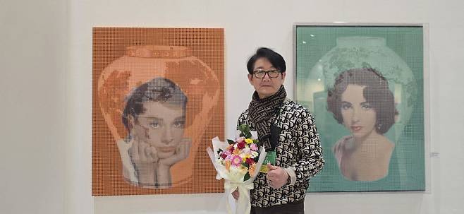 김중식 작가가 그의 작품 달항아리와 오드리 햅번, 달항아리와 엘리자베스 테일러 앞에서 포즈를 취하고 있다.     사진 한성일 기자