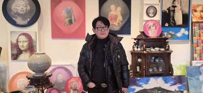 경기도 가평 산꼭대기에 위치한 김중식 작가의 작업실에서 김중식 작가.                                              사진 한성일 기자