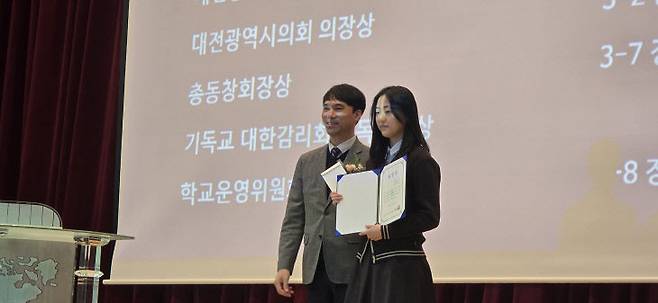 복진영 호수돈여고 운영위원장이  장예은 학생에게 학교운영위원장상을 시상하고 있다.