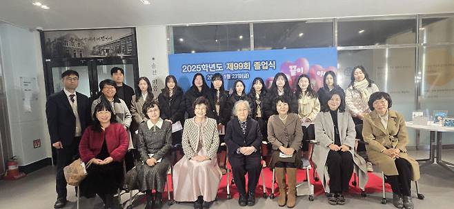 호수돈총동문회 임원들과 각 반 졸업생 대표들이 함께 기념촬영하고 있다.