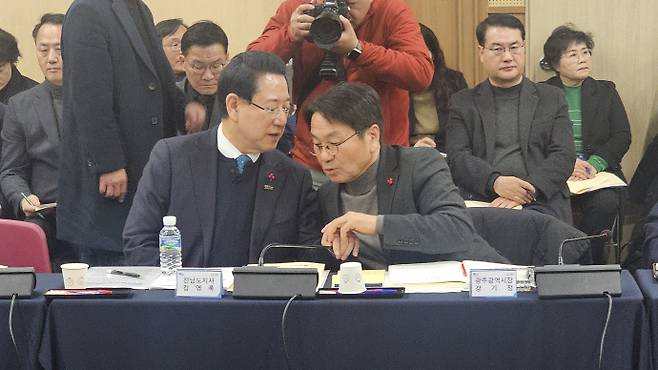 25일 광주 서구 김대중컨벤션센터에서 '광주·전남 행정통합을 위한 특별법 검토 3차 간담회'가 개최 전 논의를 나누고 있는 강기정 광주광역시장과 김영록 전라남도지사의 모습. /김성빈 기자 ksb@namdonews.com