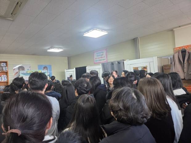 22일 오후 1시께 광산구 신가동에 있는 A 교복업체  매장에 학생들과 학부모들이 교복사이즈를 측정하기 위해 번호표도 없는 상태에서 무작정 5시간 이상 대기하고 있다.