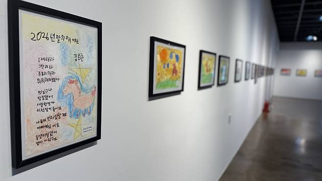 장생포문화창고에서 열리고 있는 '다그닥 다그닥! 말 미술관'전