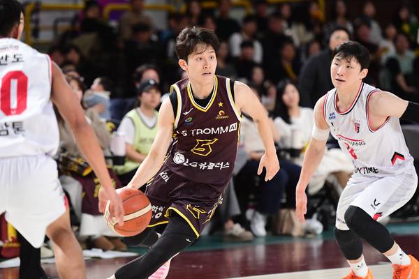 창원LG 양준석이 25일 창원체육관에서 열린 정관장과 맞대결에서 드리블 하고 있다. /KBL