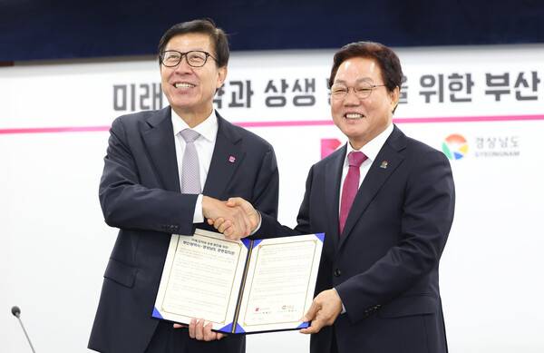 박완수(오른쪽) 경남도지사와 박형준 부산시장이 2024년 6월 부산시청에서 회동하고 '미래 도약과 상생 발전을 위한 경남도-부산시 공동합의문'을 발표하고 있다. /경남도