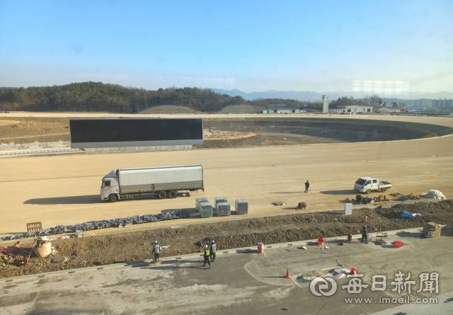 영천경마공원 관람대에서 바라 본 경주로 공사 현장. 강선일기자