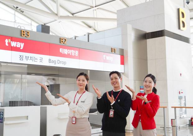 티웨이항공 승무원들이 지난 22일 오픈한 인천국제공항 제1여객터미널 B카운터에서 체크인 카운터에 대한 안내를 하고 있다. 사진=티웨이항공 제공