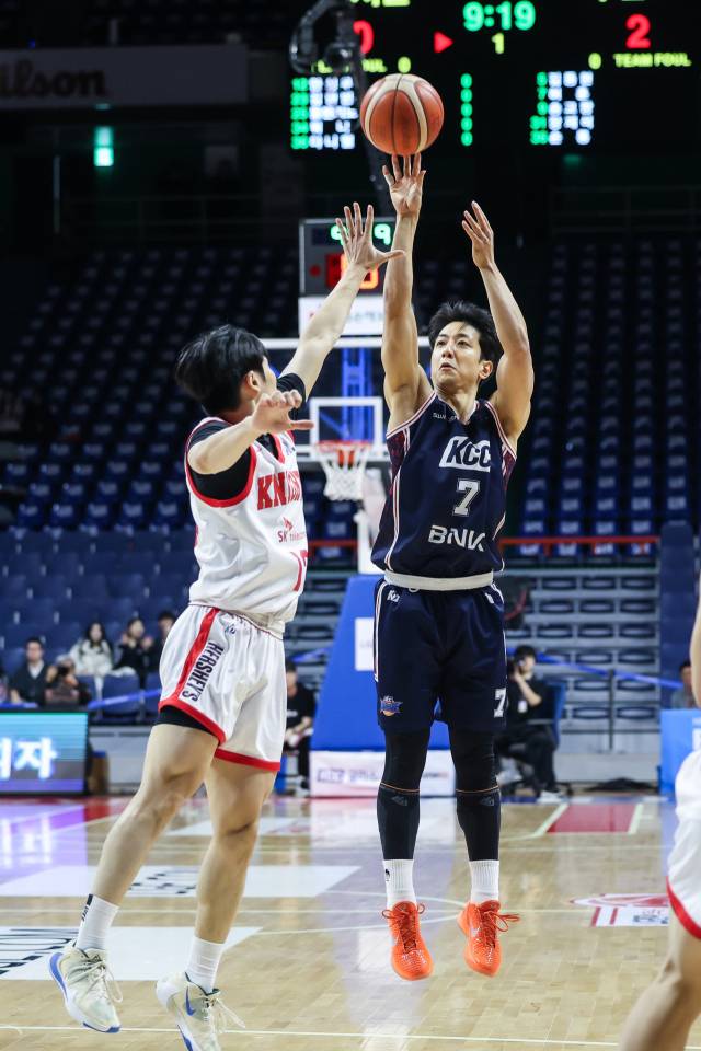 부산 KCC의 허훈이 25일 부산 사직실내체육관에서 열린 2025-2026 LG전자 프로농구 서울 SK와의 경기에서 슛을 던지고 있다. KBL 제공