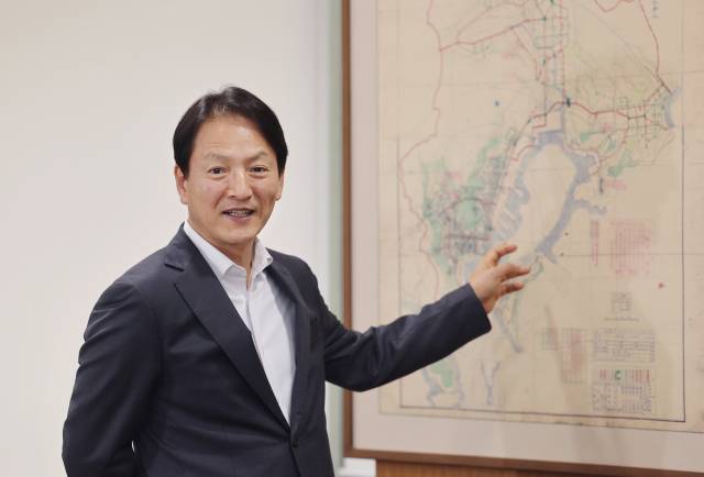 성희엽 부산시 미래혁신부시장이 지난 15일 부산시청 집무실에서 1937년에 최초로 수립된 부산 도시계획도면을 가리키며 부산시의 도시공간 대전환과 혁신 성장 전략에 대해 설명하고 있다. 이재찬 기자 chan@
