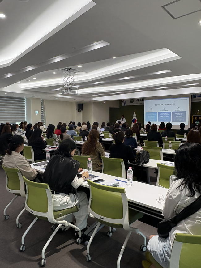 ▲ 케이뷰티인보건평가원은 현장 중심 교육 역량과 전문성을 갖춘 조직으로, 보건학 박사(임원)들이 실무자로 독립적 보건위생교육을 하고 있다. 보건위생교육장면. 케이뷰티인보건평가원.