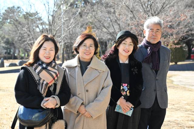 2026 경남신문 신춘문예에 당선된 허은주(시조·왼쪽부터)·정남득(동화)·고옥란(수필)· 박필우(소설)씨가 창원 용지문화공원에서 카메라를 보며 환하게 웃고 있다. 이날 시 당선자 김미월씨는 사정상 참석하지 못했다./전강용 기자/