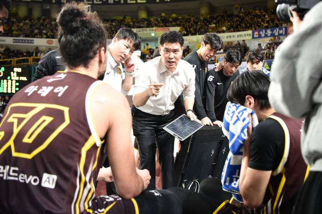 조상현(가운데) 창원 LG 감독이 25일 창원체육관에서 열린 안양 정관장과의 경기 중 작전을 지시하고 있다./KBL/