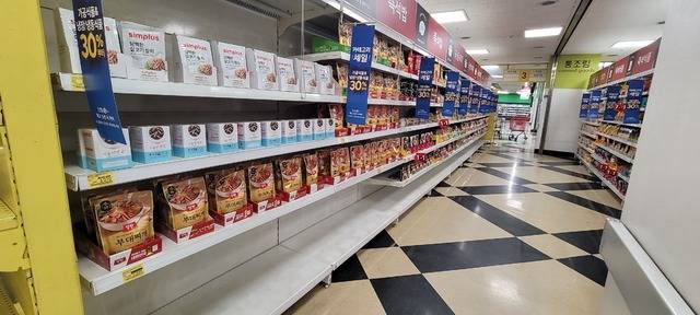 홈플러스 동촌점이 오는 31일을 끝으로 영업을 중단하는 가운데 매장 내 매대 곳곳이 비어진 모습이다. 권영진 기자