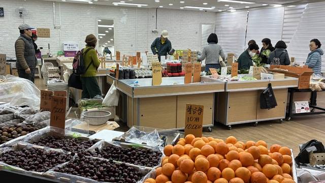 지난 23일 반월당역 지하상가를 지나가던 시민들이 농산물가게에서 상품을 살펴보고 있다. 이날 점심시간 무렵, 매대 한켠에서는 진열된 상품이 바닥을 보였다. 서고은 수습기자
