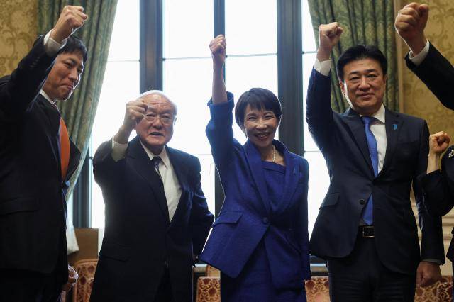 다카이치 사나에 일본 총리와 자민당 간부들 [사진=로이터·연합뉴스]