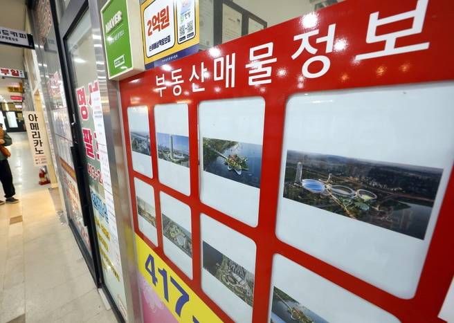 이재명 대통령이 다주택자 양도소득세 중과 유예 종료를 밝힌 가운데 25일 서울 송파구의 부동산중개업소 밀집상가에 부동산 매물 보이지 않고 있다. 안윤수기자 ays77@