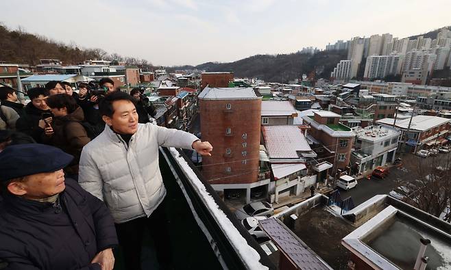 오세훈 서울시장이 19일 서울 관악구 신림7재개발 구역을 찾아 노후 주거환경을 점검하고 있다. 신태현 기자 holjjak@
