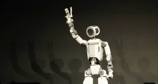 보스턴다이내믹스의 차세대 전동식 아틀라스가 손인사하고 있다. /사진=연합뉴스