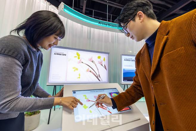 KT 온마루의 이음의 여정 공간에서 현재 KT의 AI 기술을 만날 수 있는 ‘AI 라이브 드로잉존’을 운영하고 있다. (사진=KT)