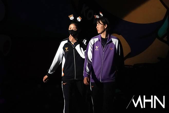 박정아와 박혜민이 퇴장 출구를 헷갈려 두리번거리고 있다