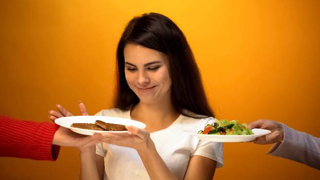 식단의 칼로리보다 영양 성분에 집중하는 트렌드가 빠르게 확산되고 있다. 사진=게티이미지뱅크