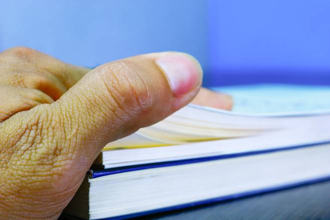 새 책이나 얇고 빳빳한 택배 봉투의 날개 부분, 키오스크에서 막 출력한 영수증, 코팅 처리된 배달 음식 전단지 등의 날카로운 종이에 손가락을 베이는 사고가 뜻밖에 종종 일어난다. 손가락 끝에 통각 수용기가 밀집해 있어 베이면 생각보다 훨씬 더 아프다. 종이 칼날에 베이는 사고가 발생할 때에도 적절한 대처가 필요하다. 사진=게티이미지뱅크