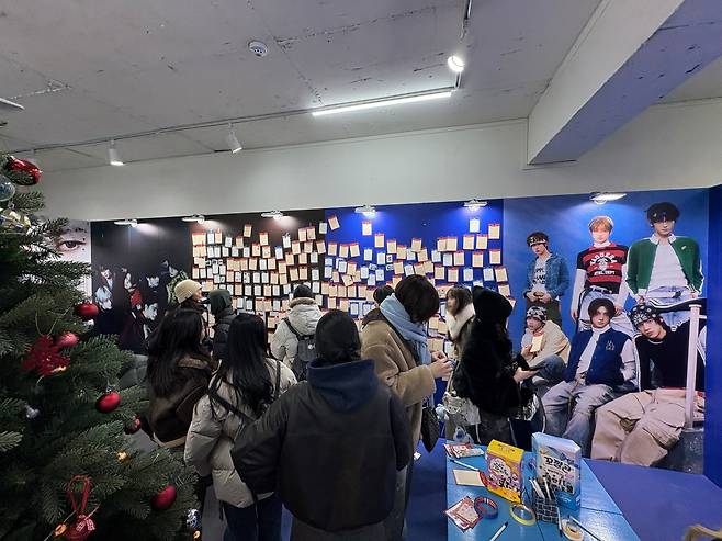 롯데웰푸드 엔하이픈·투어스 협업 팝업스토어 현장(롯데웰푸드 제공)