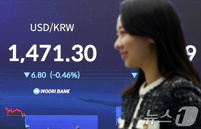 지난 21일 오후 서울 중구 우리은행 본점 딜링룸 전광판에 원·달러 환율이 전 거래일보나 6.8원 내린 1471.3원을 기록하고 있다. 2026.1.21/뉴스1 ⓒ News1 최지환 기자