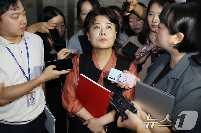 윤희숙 국민의힘 혁신위원장이 17일 오전 서울 여의도 국회에서 열린 비상대책위원회의 참석을 마치고 나서며 취재진의 질문을 받고 있다. 2025.7.17/뉴스1 ⓒ News1 이광호 기자