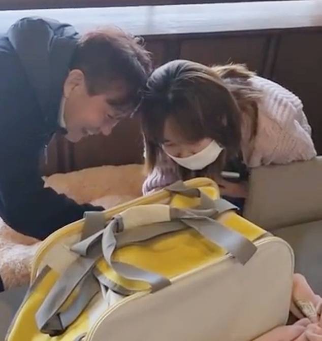 삼순이 입양하는 날, 수진 씨 부모님이 이동 가방에 들어간 삼순이를 보고 인사하고 있다(강수진 제공). ⓒ 뉴스1