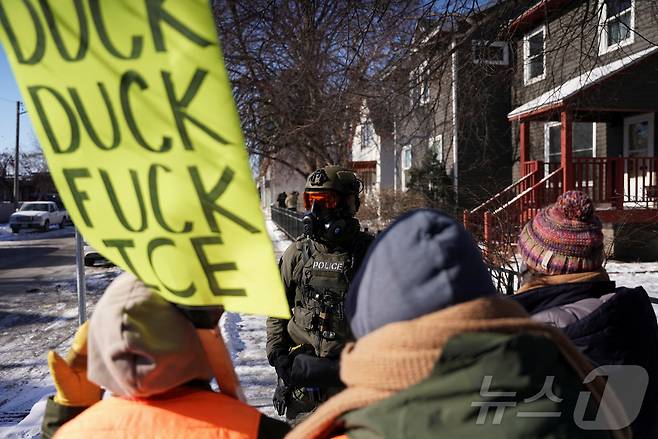 미국 미네소타주 미니애폴리스에서 연방 요원이 24일(현지시간) 알렉스 프레티로 확인된 남성에 총격을 가해 사망케 하자 현장 인근에서 시민들이 시위를 벌이고 있다. 2026.1.24 ⓒ 로이터=뉴스1 ⓒ News1 김경민 기자